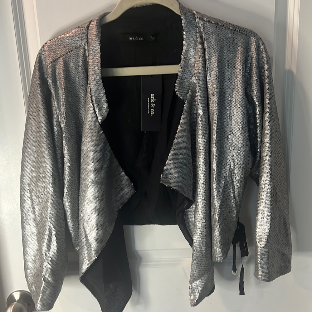 ARK & CO - SIZE L - NWT - SILVER SEQUINS WITH BLACK LINING